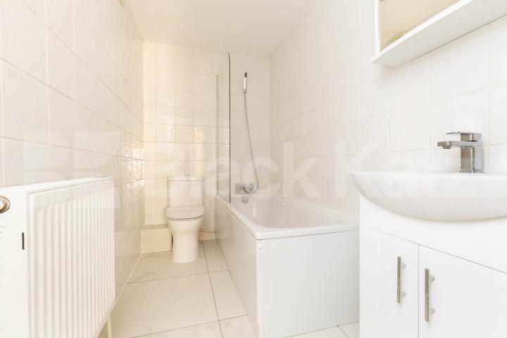 Very spacious six bed two reception rooms house with garden mins to tube Holden Road, North Finchley